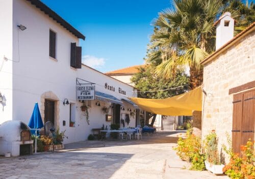 Ruelle de chypre ensoleillée