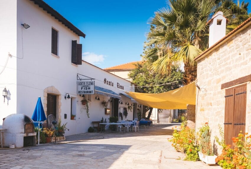 Ruelle de chypre ensoleillée